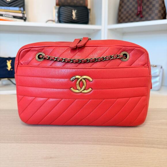 Chanel Red Quilted Lambskin Diagonal Camera Bag Medium - Picture 2 of 16